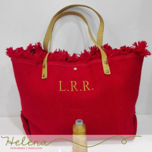Bolso rojo con letras doradas bordadas
