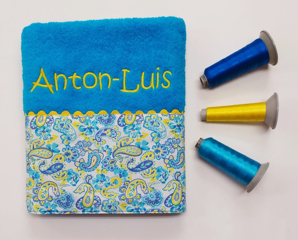 toalla bordada personalizada azul amarilla